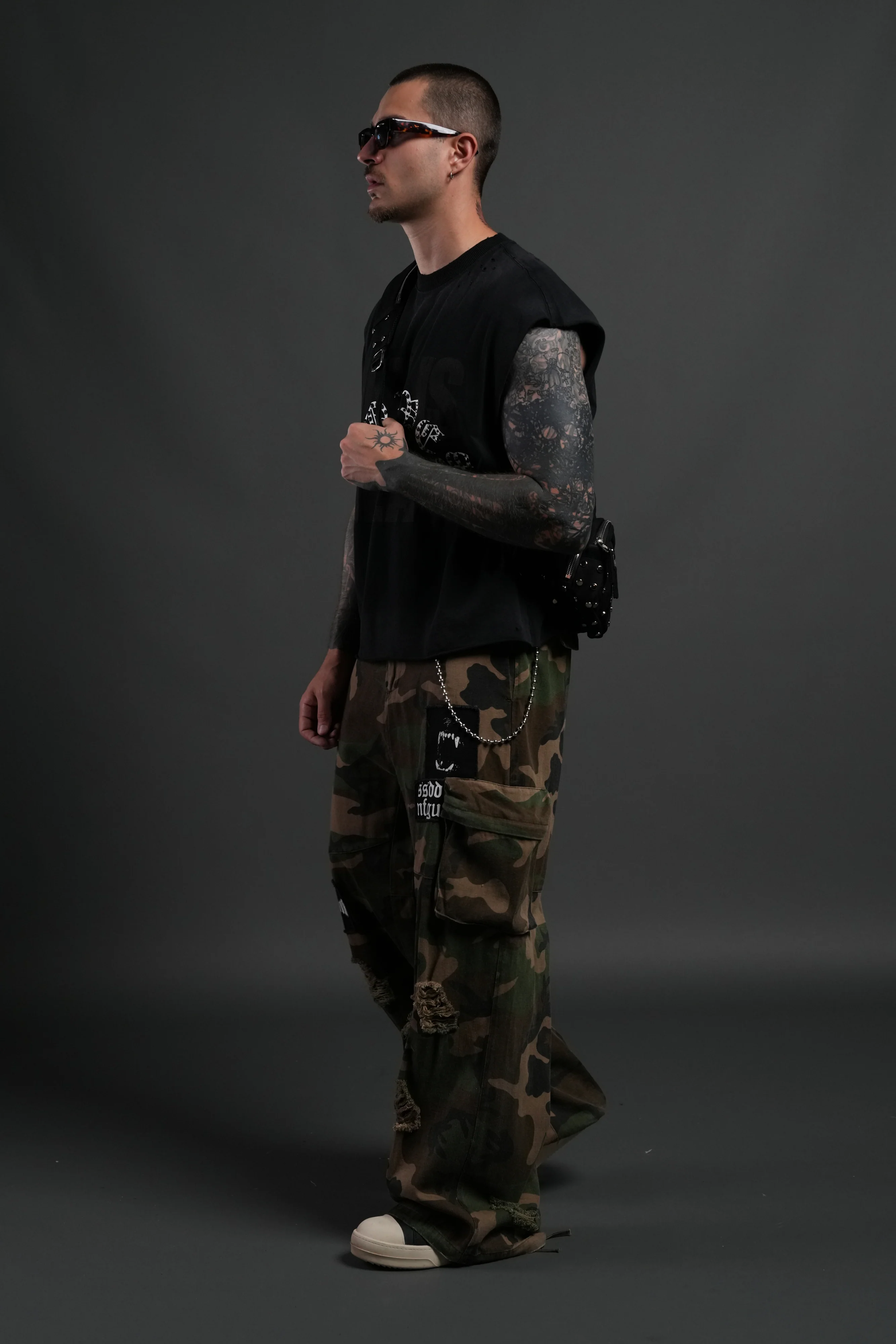 Wolf Head Ronin Side Bag in Black - Image 13