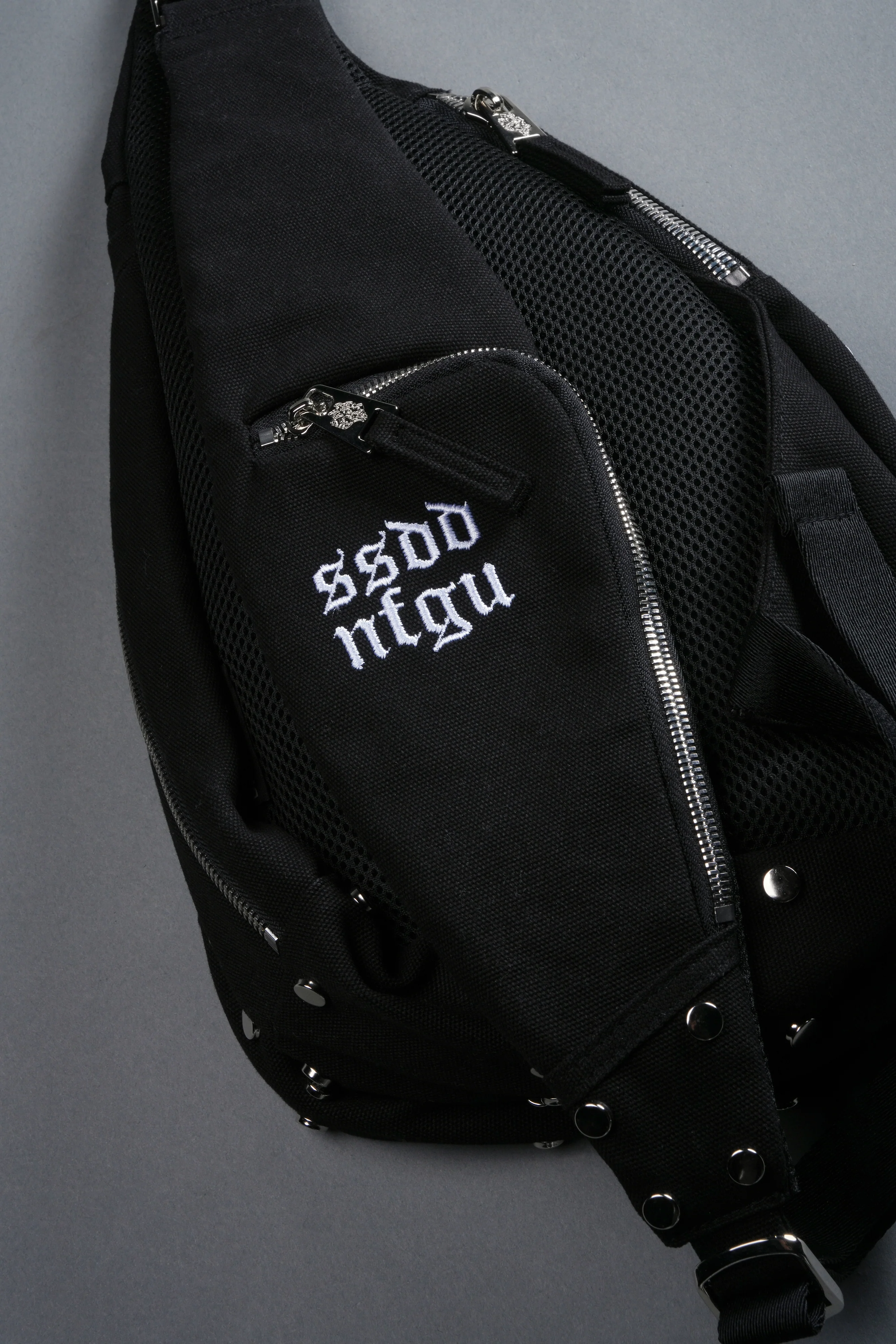 Wolf Head Ronin Side Bag in Black - Image 8