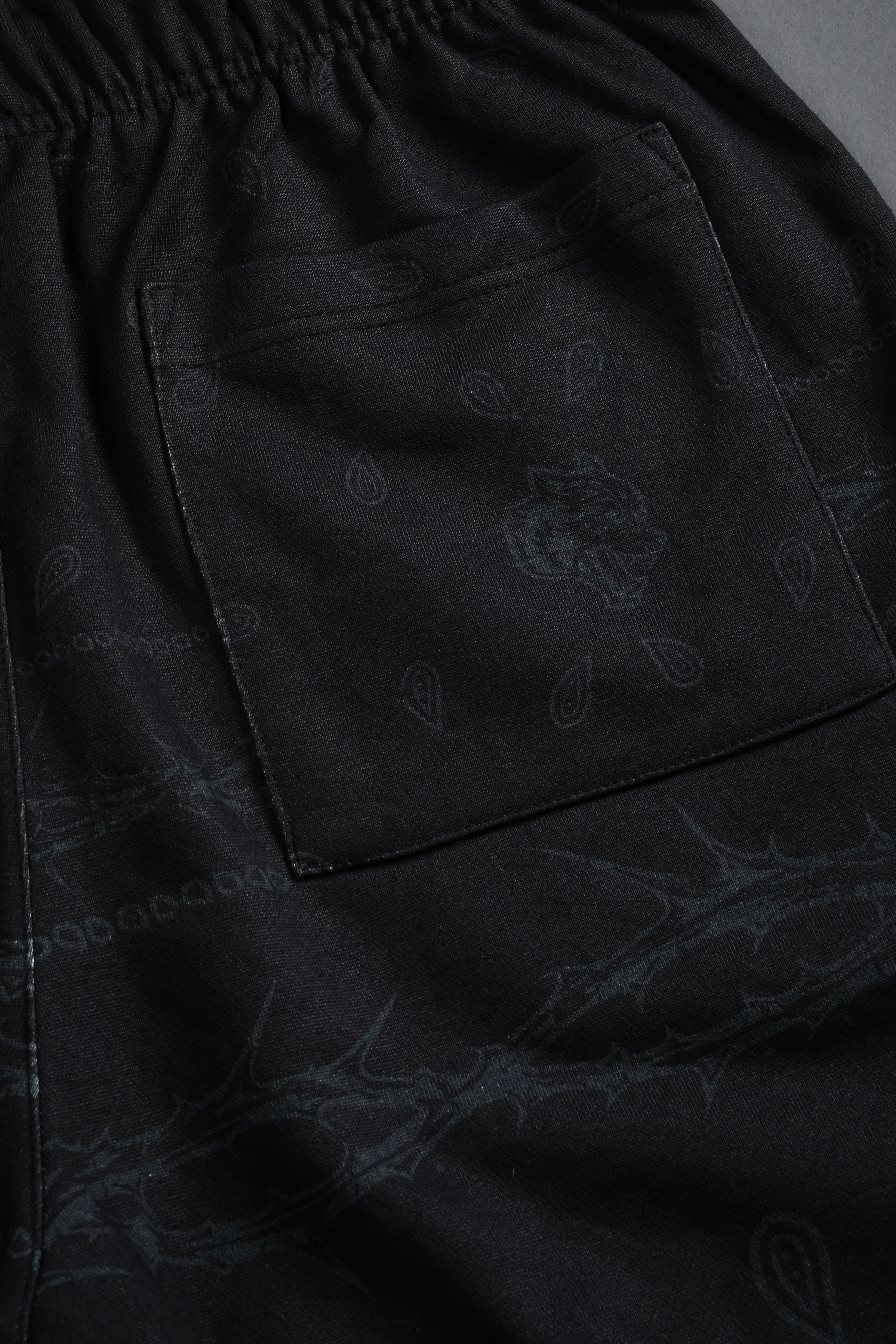 Wolves Pyramid Grunge Oversized Raw Hem Post Lounge Sweat Shorts in Black Thorn Paisley - Image 11