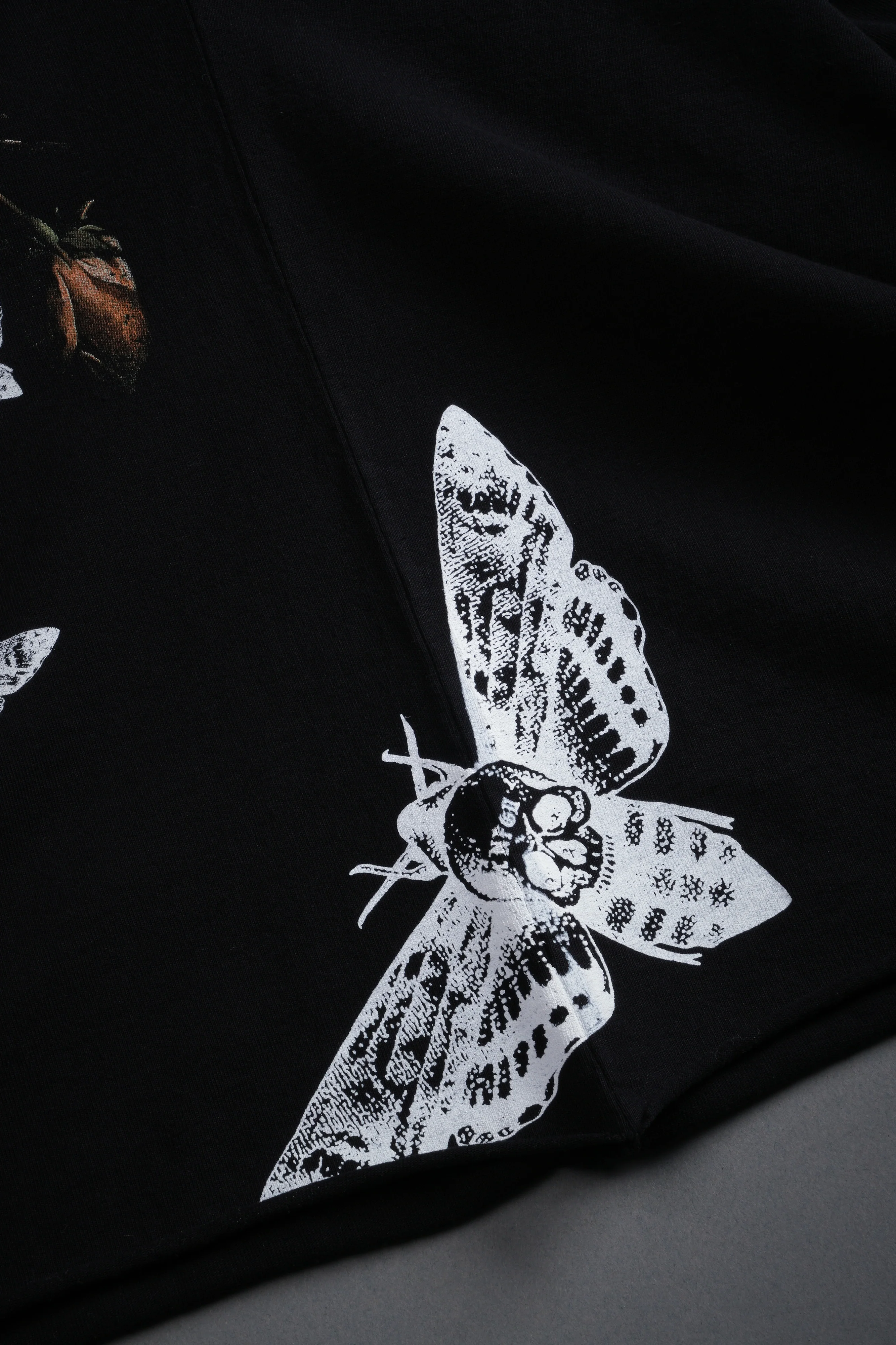 Wolves Valor Grunge Mid Length Raw Hem Ls Tee in Black - Image 9