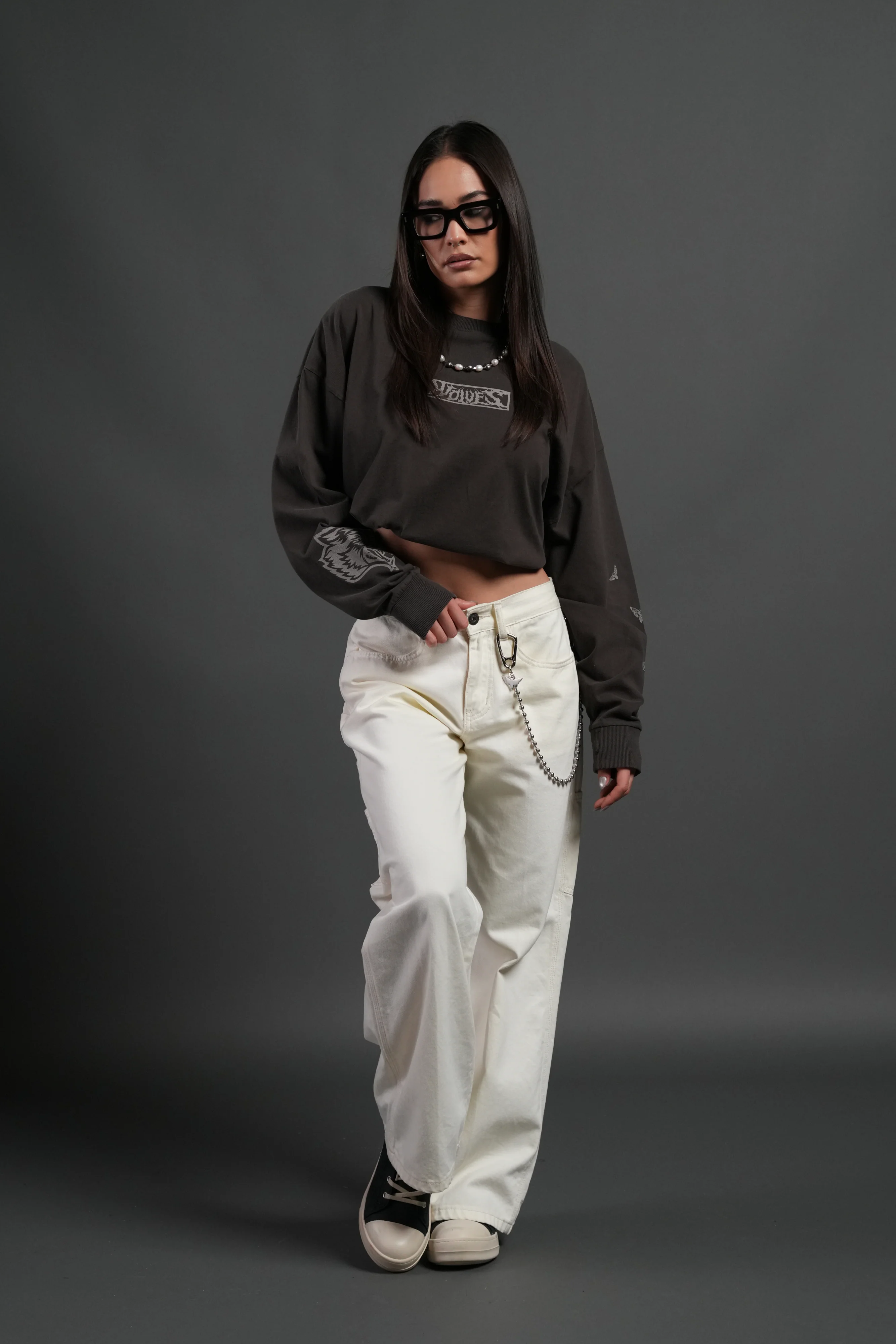 Wolves Valor Grunge Mid Length Raw Hem Ls Tee in Darc Brown Drift Wash - Image 5