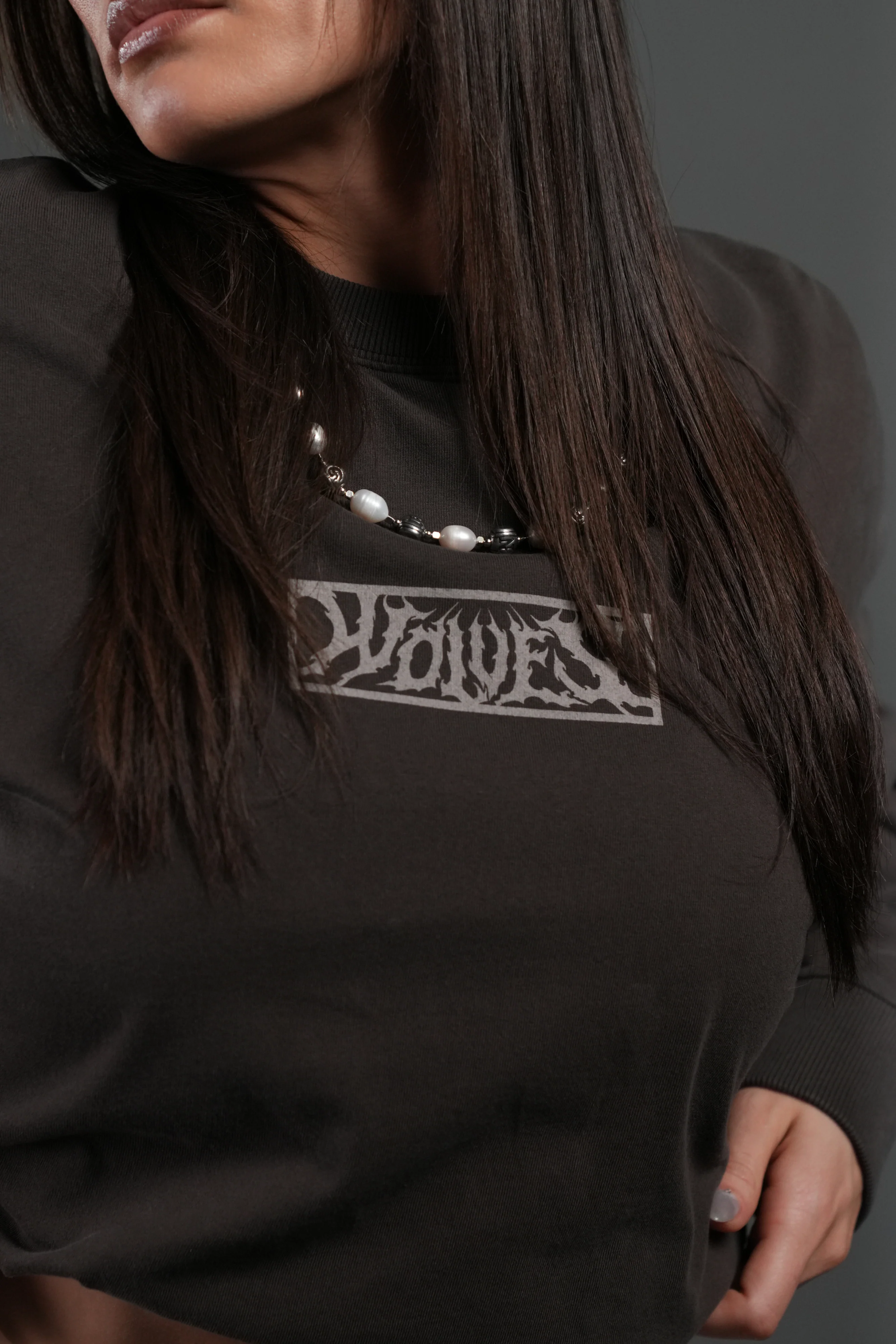 Wolves Valor Grunge Mid Length Raw Hem Ls Tee in Darc Brown Drift Wash - Image 7